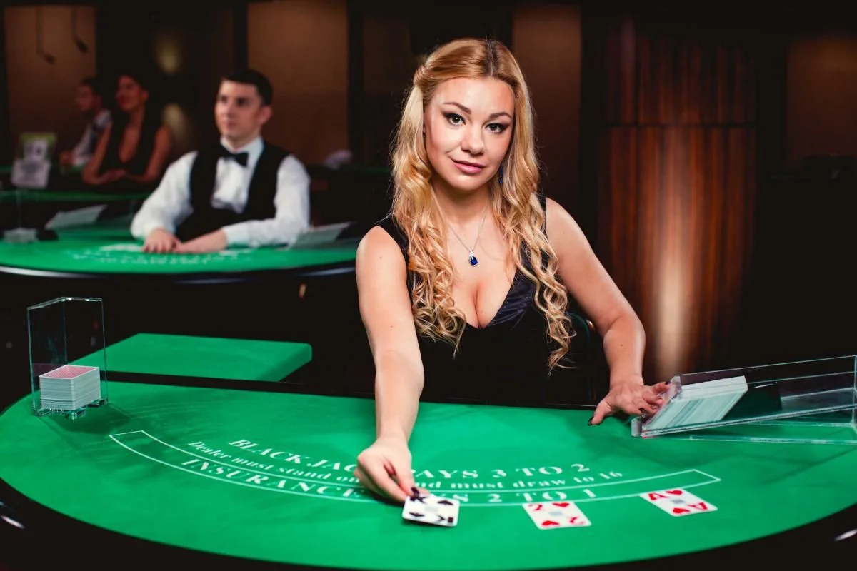 Meja kasino live dengan dealer dan tampilan permainan real-time